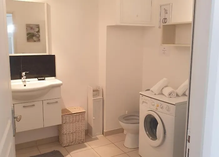 Rez De Jardin Climatise - 2 Min - Piscine Hébergement de vacances *